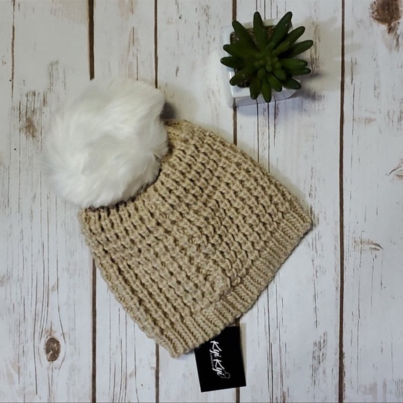 Kyu Kyu Canada Tan Knit Pom Beanie Hat NWT - Picture 3 of 6